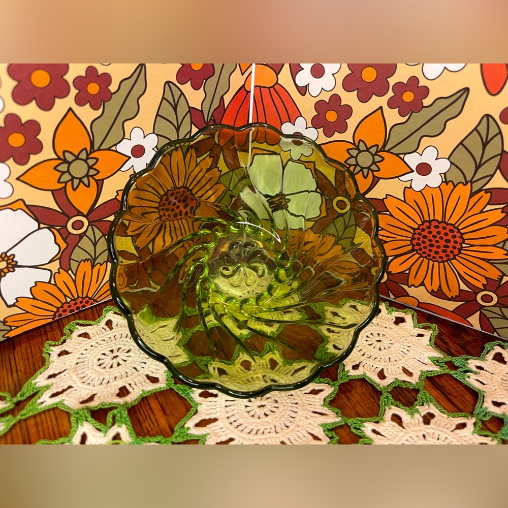 Green glass flower trinket bowl 🌼